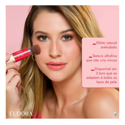 Produto de maquilhagem vermelho com escova e texto descritivo em rosa claro