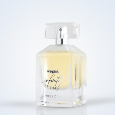 Frasco de perfume transparente com líquido amarelo e texto impresso
