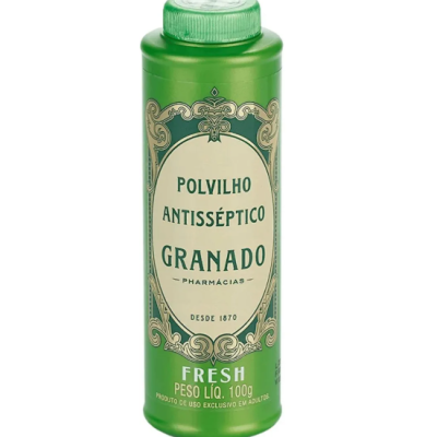 Frasco verde de polvilho antisséptico Granado com rótulo decorativo