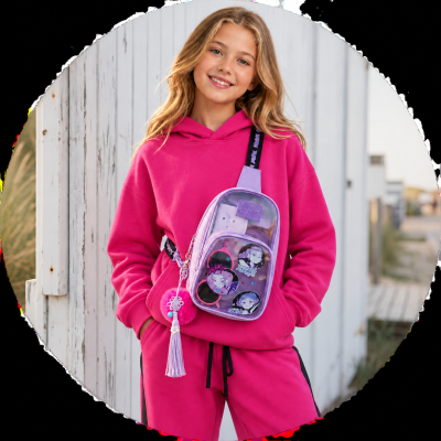 Mochila tiracolo transparente lilás com estampas de personagens e pompom rosa