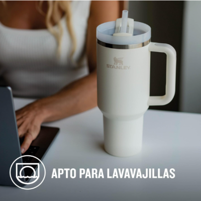 Caneca térmica branca STANLEY com tampo e canudo, em mesa branca com texto APTO PARA LAVAVAJILLAS