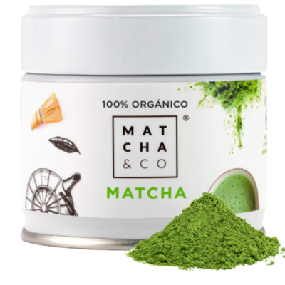 Lata de chá matcha em pó verde com texto e imagens decorativas