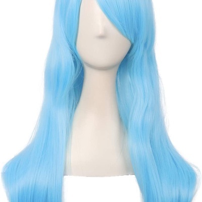 Peruca longa azul claro no manequim com cabelo liso e franja