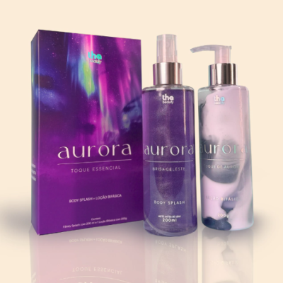Conjunto de cosméticos aurora com Body Splash e hidratante em embalagem roxa e caixa decorada com aurora boreal.