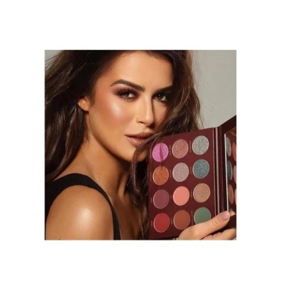 Paleta de sombras de maquilhagem colorida com mulher a segurá-la