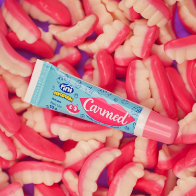 Tubo de doce Fini Carmed rodeado por gomas em forma de bocas