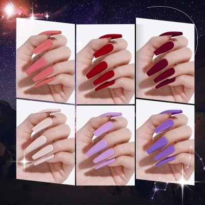 Mãos femininas com unhas longas em seis cores diferentes sobre fundo branco e nebuloso