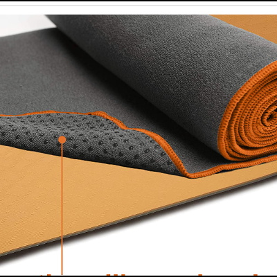 Tapete de yoga cinzento e laranja com superfície antiderrapante preta