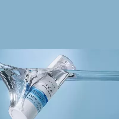 Frasco de sérum Niacine+ da Tulipa na água