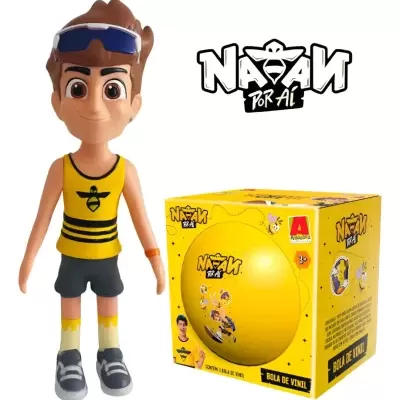 Boneco de vinil com camiseta amarela e calções pretos junto a caixa amarela com logo Nasán