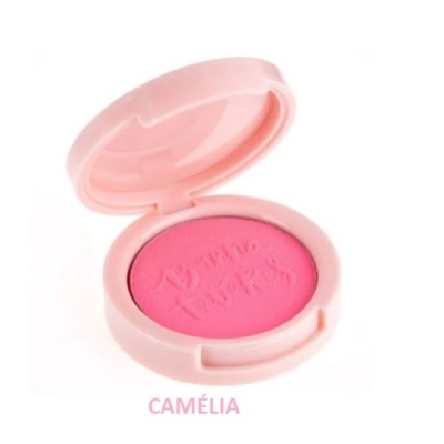 Blush compacto rosa em estojo rosa claro com relevo e texto CAMÉLIA