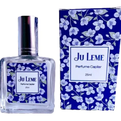 Perfume capilar Ju Leme com frasco transparente e caixa azul com flores brancas