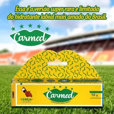 Embalagem amarela e verde de hidratante labial Carmed com texto e ilustração de cereja em relvado de estádio