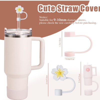 Copo branco com tampa e capa decorativa para palhinha em forma de flor branca com centro amarelo