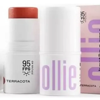 Produto cosmético Terracota em embalagem branca com tampa vermelha e embalagem de papel colorida