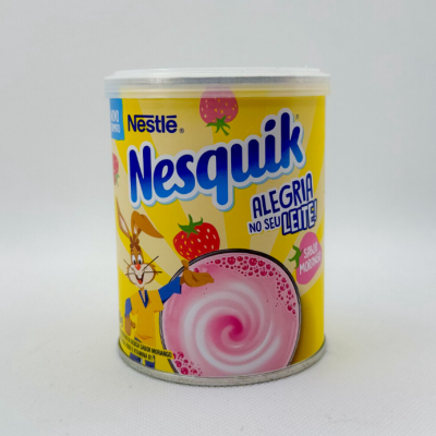 Lata amarelo e vermelho de Nesquik sabor morango com coelho e copo de leite cor-de-rosa