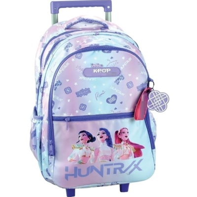 mochila azul claro e lilás com personagens femininas e texto k-pop