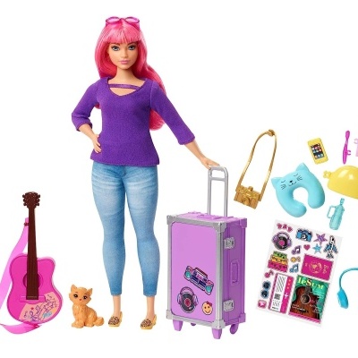 Boneca com mala rosa e acessórios de viagem