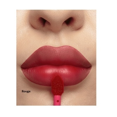 Lábios com batom vermelho sendo aplicado