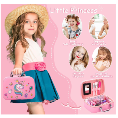 Mala rosa infantil com unicórnio e menina vestida com saia azul e cinto rosa