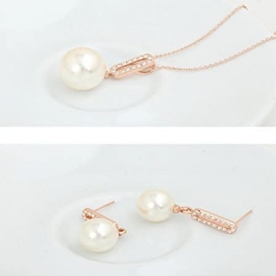 Conjunto colar e brincos com pérolas e barra com cristais, ouro rosé