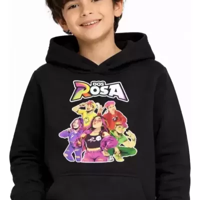 Criança com sweatshirt preta com estampado colorido e capuz