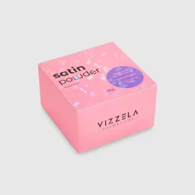 Caixa rosa de pó facial satin powder da Vizzela Cosméticos com selo azul