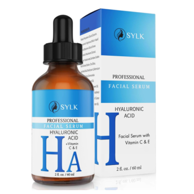 Frasco de sérum facial profissional com ácido hialurónico e vitaminas C e E e respectiva embalagem azul e branca.