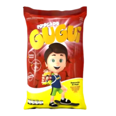 Embalagem vermelha e amarela de pipocas com desenho animado de rapaz e texto em português.