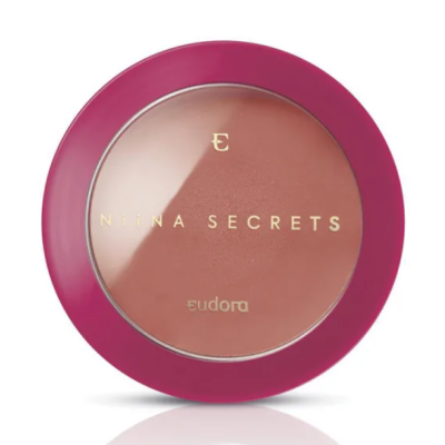 Blush em pó compacto Eudora NIINA SECRETS com embalagem rosa escuro e tampa transparente