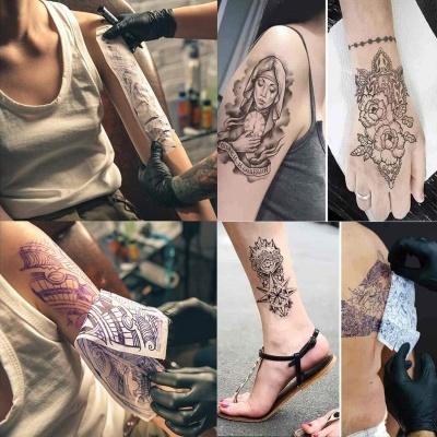 Colagem de tatuagens a preto e branco em braços, mão e tornozelo com processo de aplicação e stencil roxo