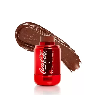 Stick de maquilhagem castanho com embalagem vermelha Coca-Cola Bruna Tavares