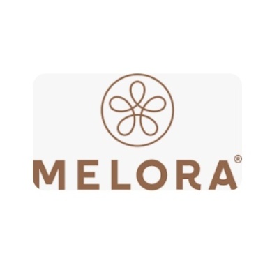 Logótipo da marca MELORA em castanho com símbolo circular