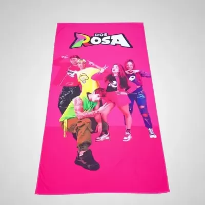 Toalha rosa com imagem de cinco jovens e texto DOS ROSA
