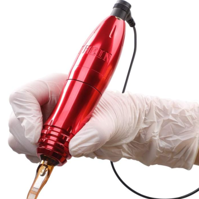 Máquina de tatuagem vermelha metálica com luva branca segurando