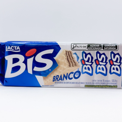 Embalagem de chocolate Lacta Bis Branco azul e branca com texto e imagem do produto