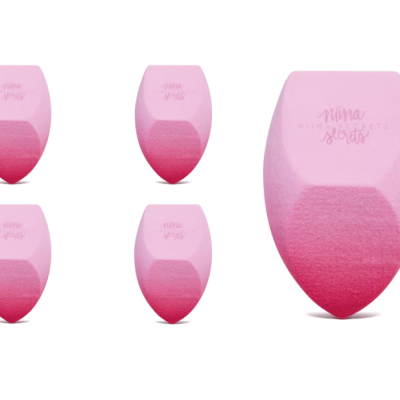 Cinco esponjas de maquilhagem rosas com texto Nina Secrets