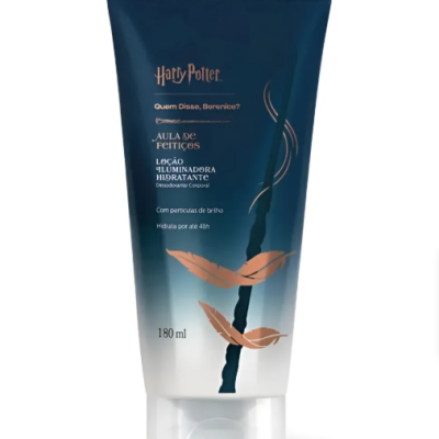 Frasco de loção azul e branco com texto e penas douradas