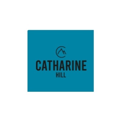 Logótipo da marca Catharine Hill em fundo azul
