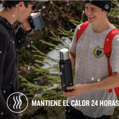 Duas pessoas com garrafa térmica e caneca preta ao ar livre na neve