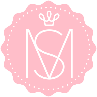 Logotipo estilizado em fundo rosa com letras entrelaçadas e coroa preta