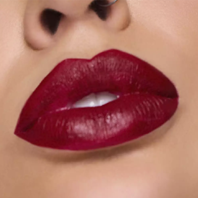 Lábios femininos com batom vermelho escuro