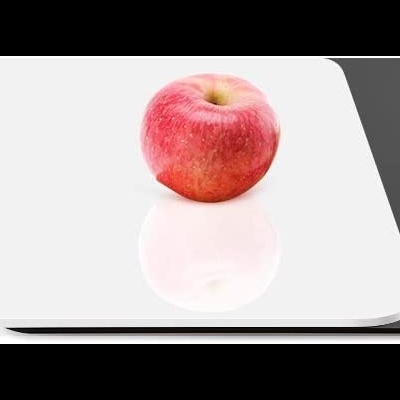 Dois tabuleiros retangulares, branco e preto, com fruta encima