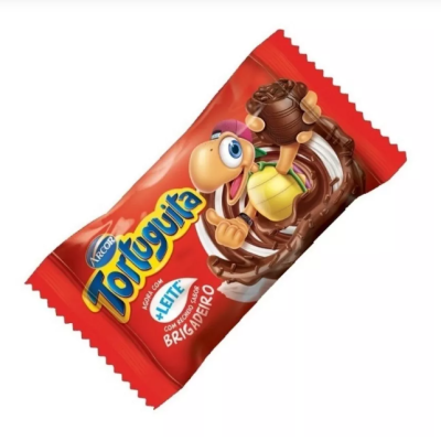 Embalagem vermelha de snack com tartaruga e texto sabor leite com recheio brigadeiro