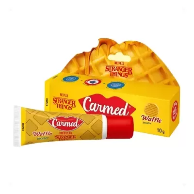 Embalagem e tubo Carmed Waffle Stranger Things amarelos com padrão waffle e tampa vermelha