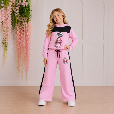 Roupa rosa e preta para criança com estampado Emitty Vick e calçado branco