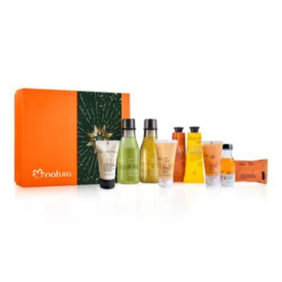 Conjunto de cosméticos Natura com embalagem laranja e verde e vários frascos e tubos pequenos