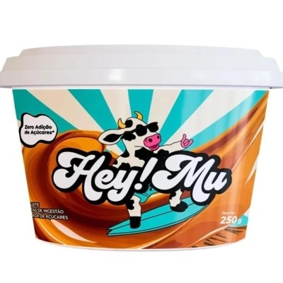 Embalagem de produto alimentar com rótulo azul, castanho e vaca a surfar