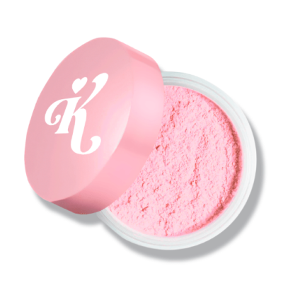 Pó solto rosa num recipiente branco com tampa rosa decorada com a letra K