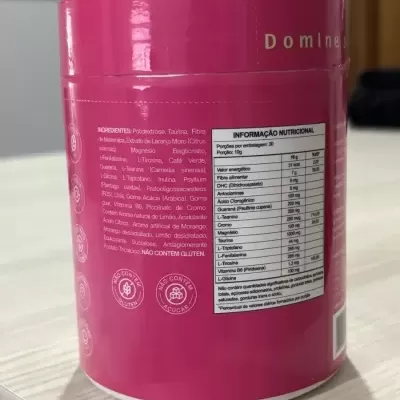 Embalagem rosa com rótulo de ingredientes e informação nutricional